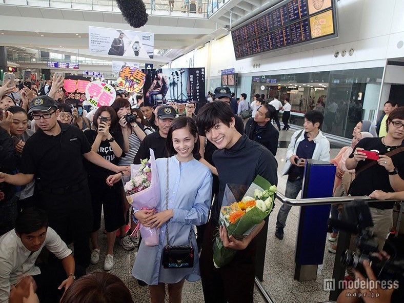 水原希子、三浦春馬／空港でも熱烈歓迎