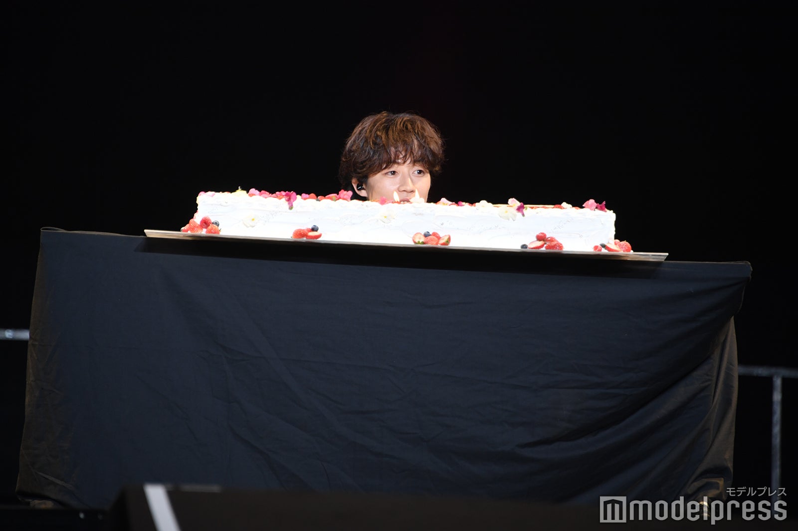 誕生日を祝われるゆうた（C）モデルプレス