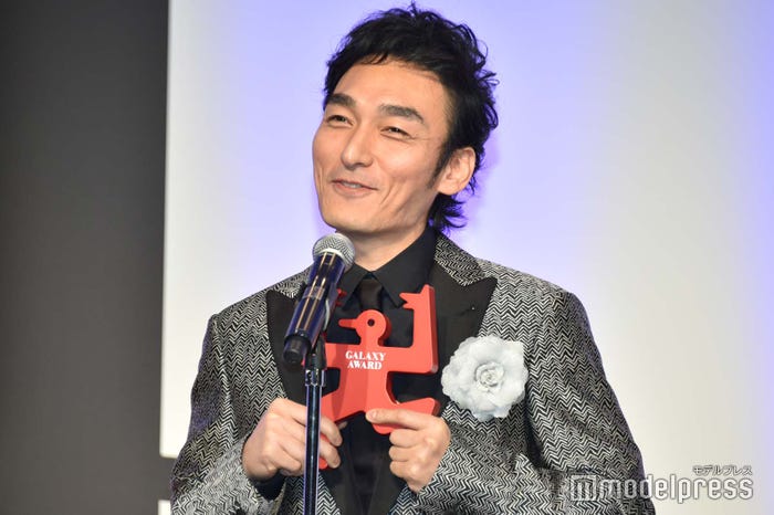 トロフィーを上げお茶目に喜ぶ草なぎ剛 (C)モデルプレス