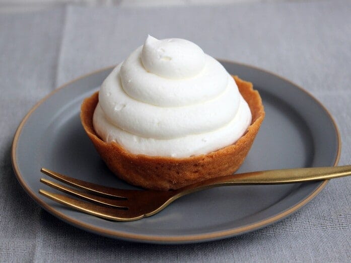 ふわふわのクリームがタルトの上にこんもり!