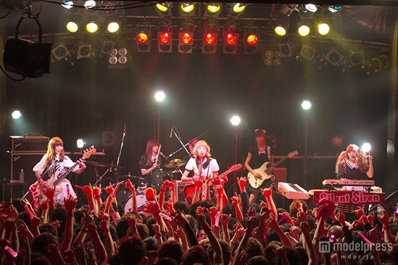 ライブパフォーマンスを行ったSilent Siren