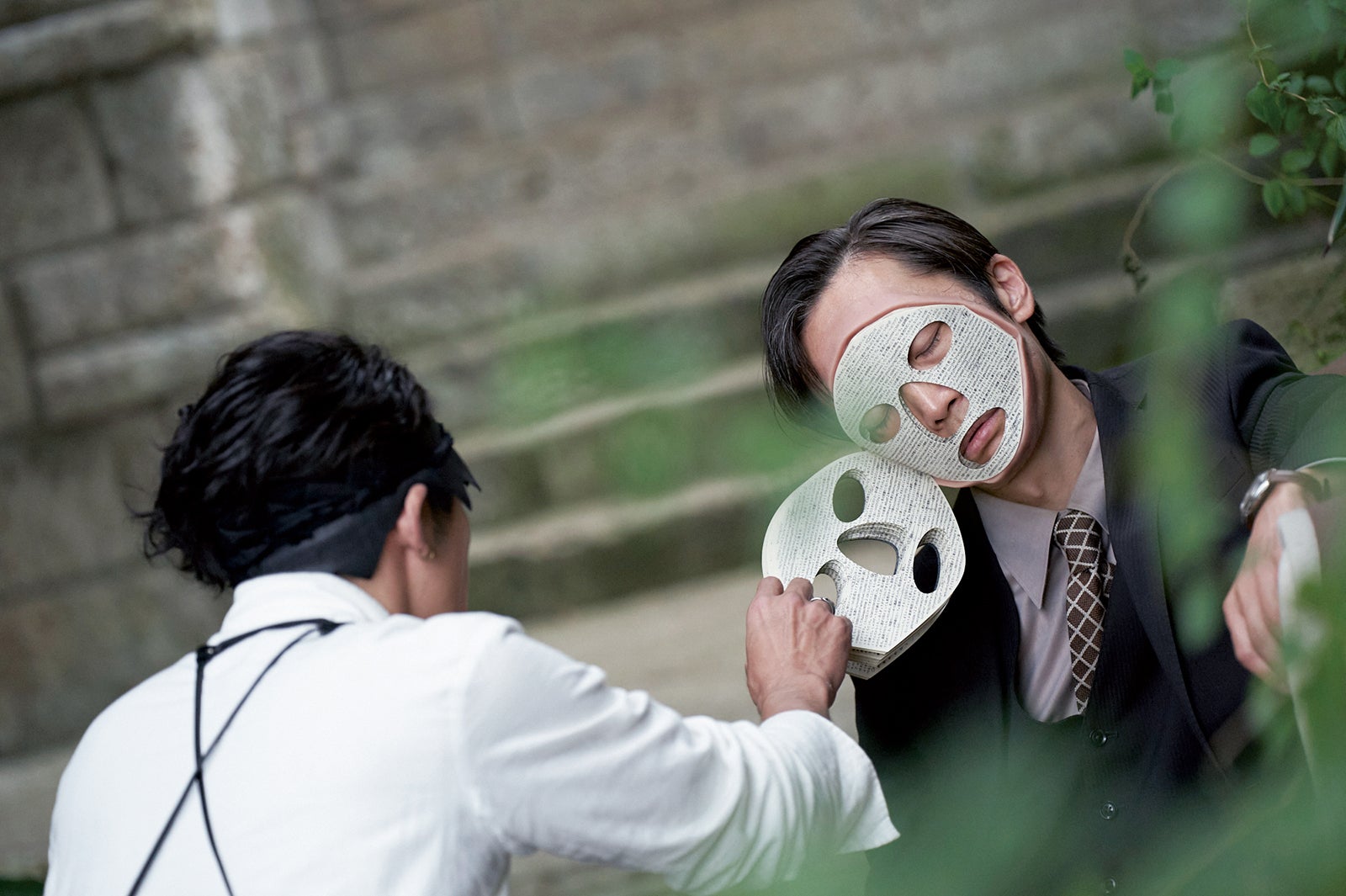 高橋一生（左）（C）2023「岸辺露伴ルーヴルへ行く」製作委員会