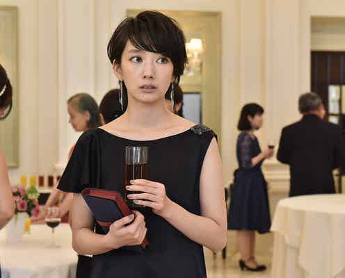 波瑠、ドレス姿で大変身 伊勢谷友介は超アラワザ恋愛テク披露<サバイバル・ウェディング>