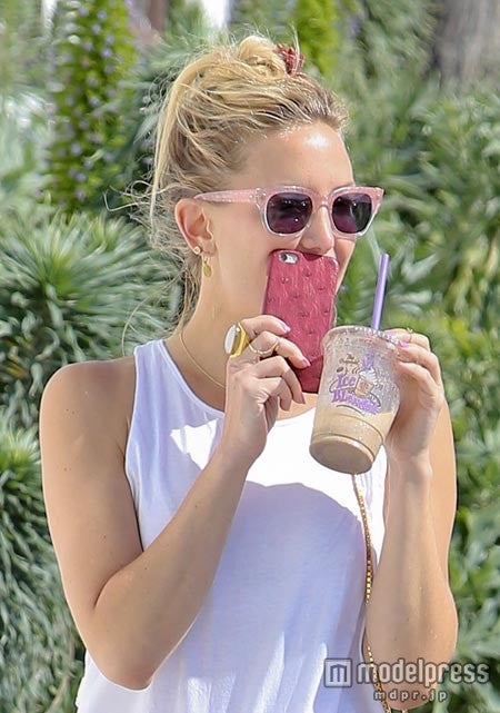 ピンクのサングラスは可愛い。x17online.com／Zeta Image