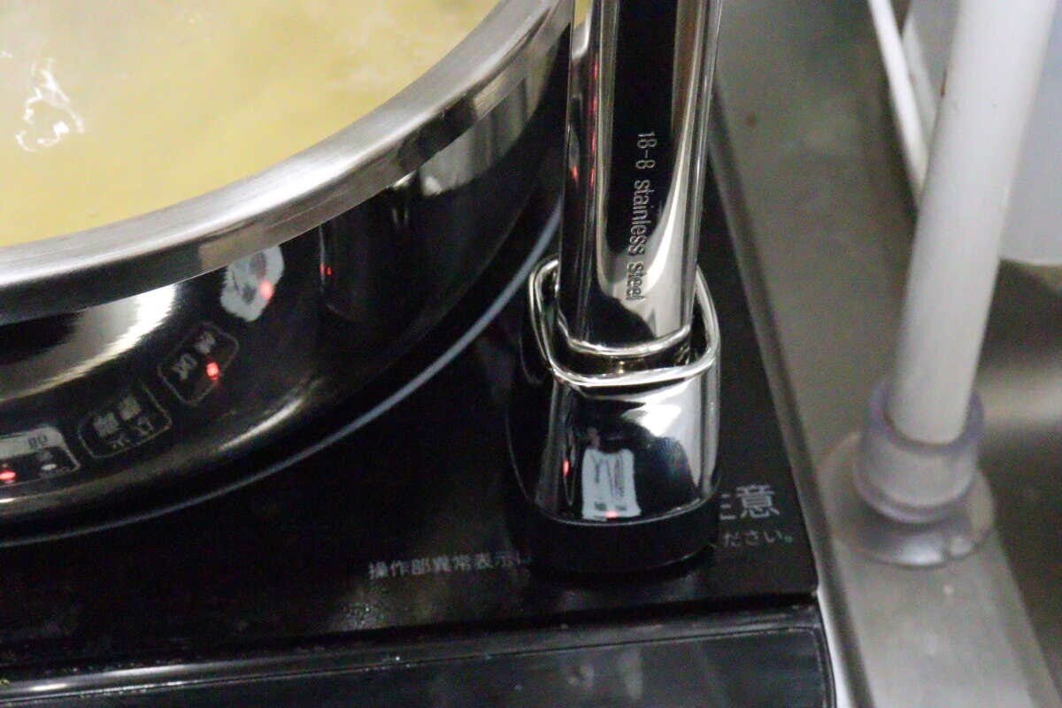 スタンダードプロダクツの自立するステンレストング（26.9cm）をコンロ横に置く