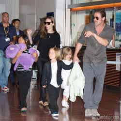 羽田空港に3人の子どもを連れて来日したブラッド・ピットとアンジェリーナ・ジョリー。