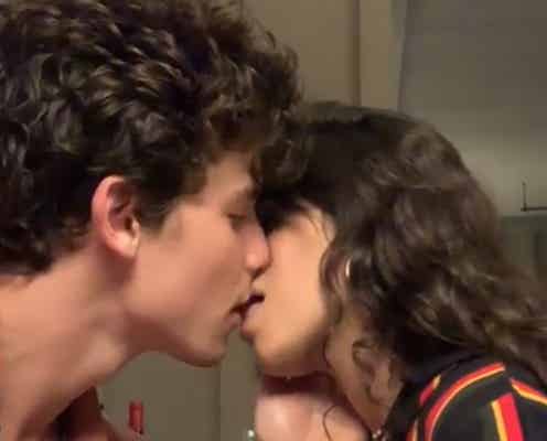噂のショーン・メンデス&カミラ・カベロ、驚きのディープキス動画投稿
