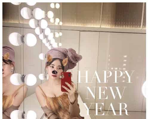 小嶋陽菜、毎年恒例“SEXY年賀状” 今年は美バストあらわなイノシシに