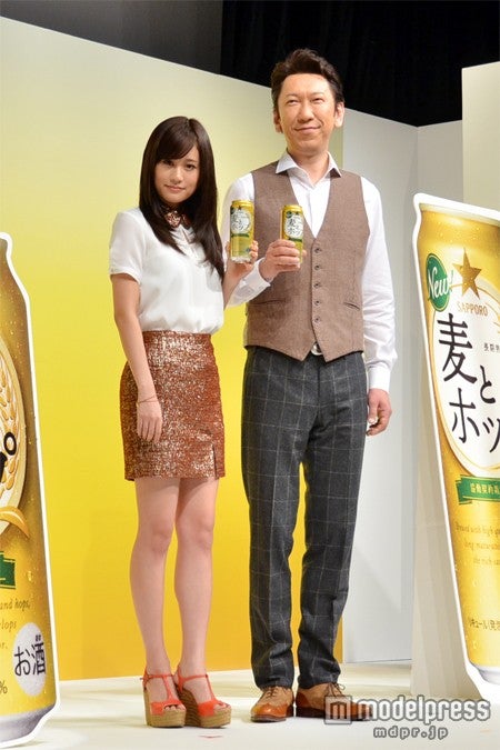 「サッポロ　麦とホップ」新CM発表会に出席した前田敦子（左）と布袋寅泰（右）