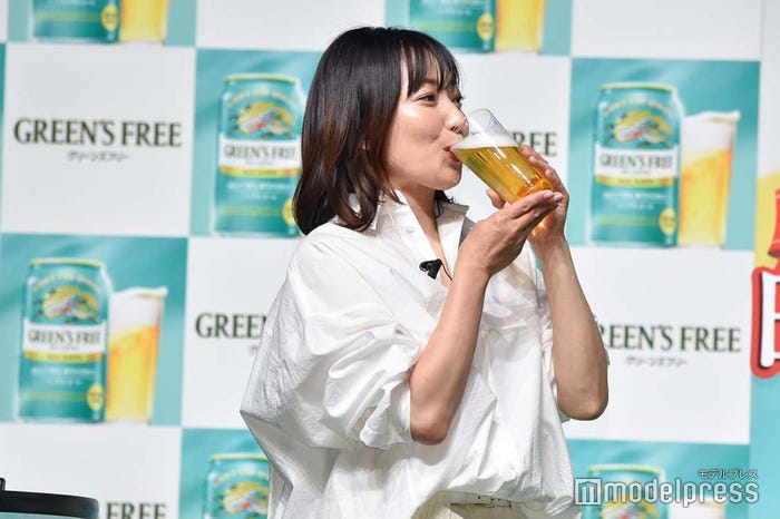 新商品を飲む菅野美穂 (C)モデルプレス