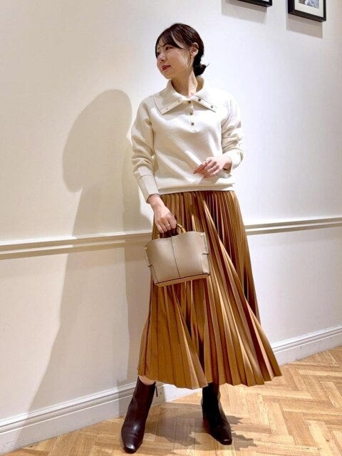 ポロ襟ニット×光沢プリーツスカート 2025冬大人女子おすすめポロ襟ニット×光沢プリーツスカート