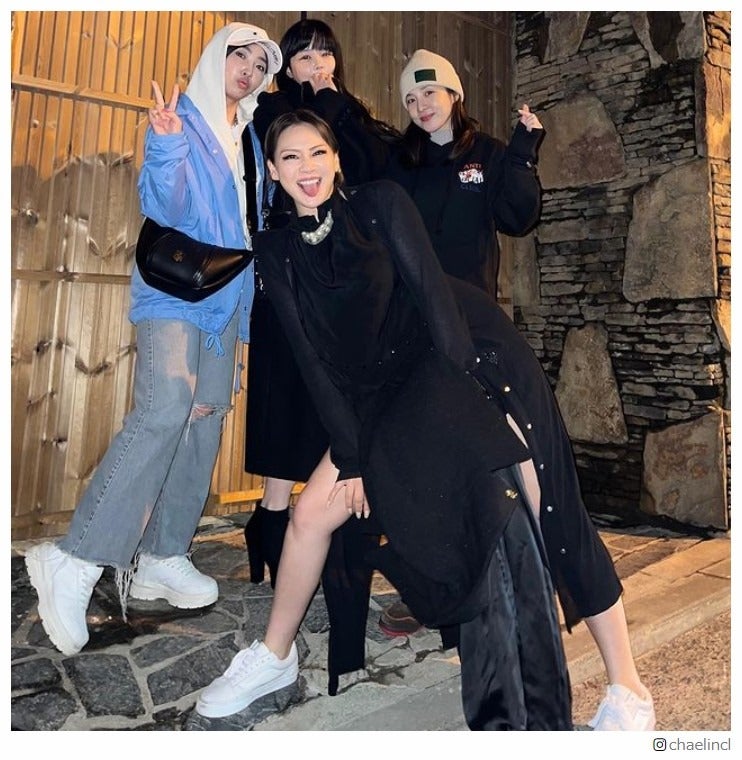 2NE1、久々の“完全体”ショットに感動の声殺到「最高の家族写真」kemioも涙