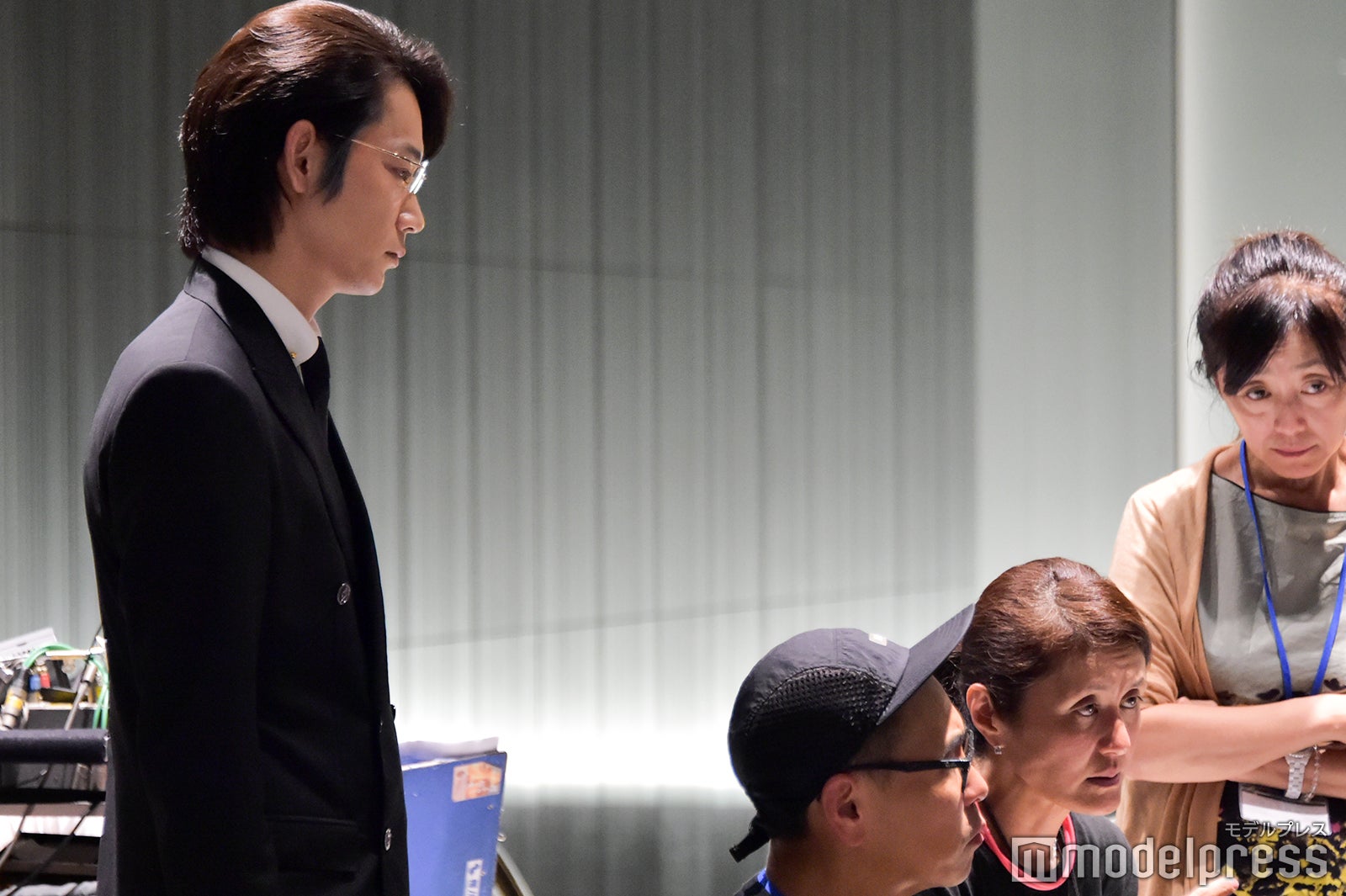 スタッフと真剣な表情でモニターをチェックする綾野剛（C）モデルプレス