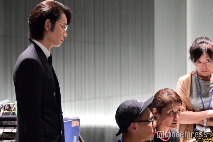 スタッフと真剣な表情でモニターをチェックする綾野剛(C)モデルプレス