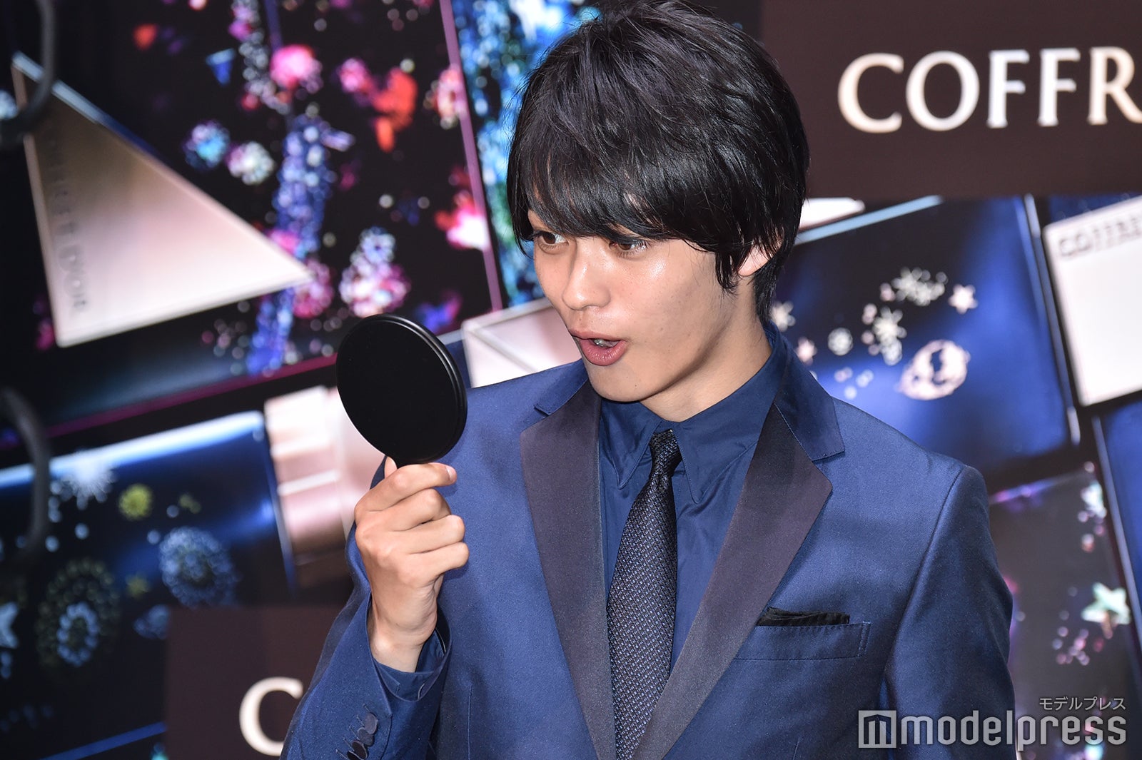 鏡を見てメイクアップした自分に驚く神尾楓珠 （C）モデルプレス