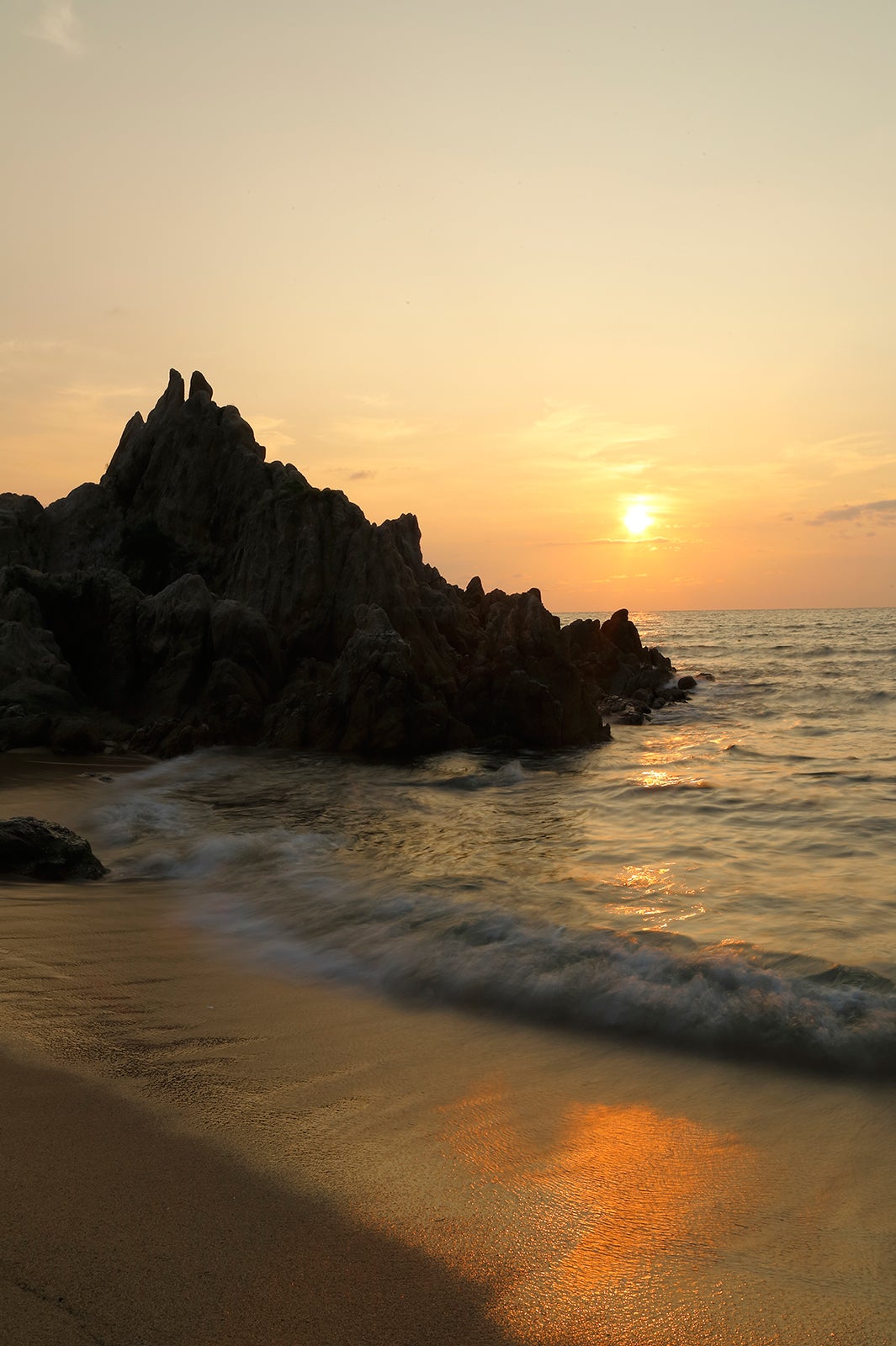 美しいビーチでロマンチックな夕日を眺める時間がなんとも素敵（提供画像）