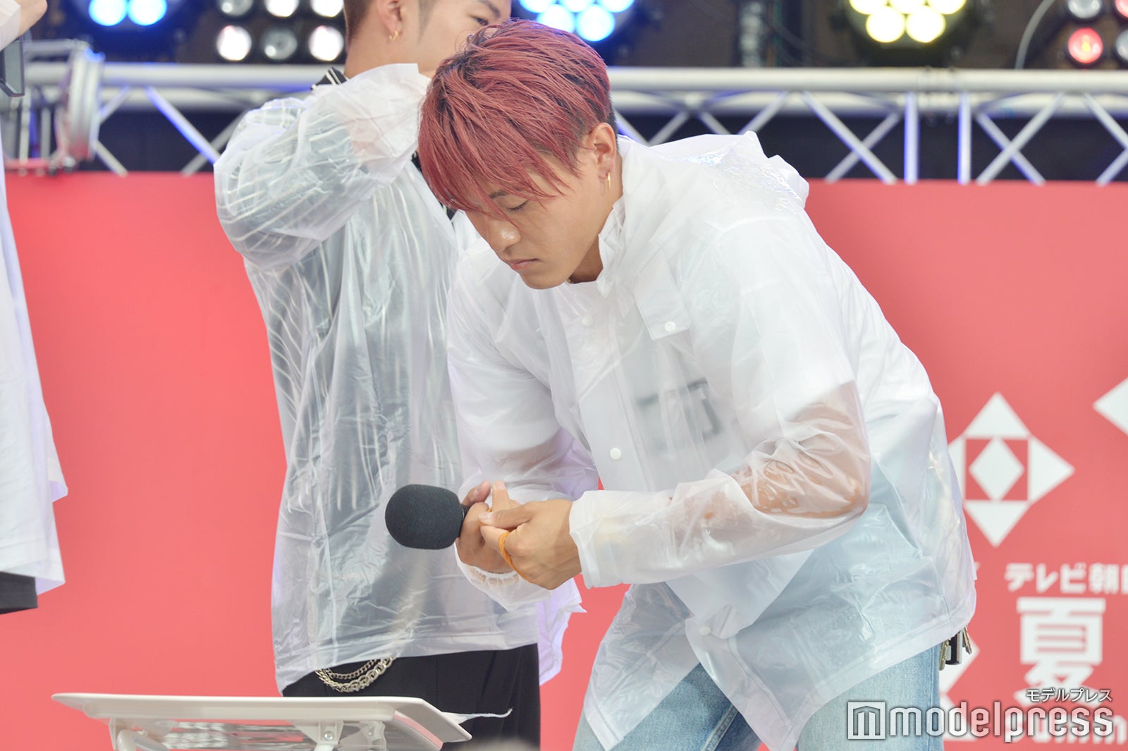 怖がるメンバーをよそにせっせと輪ゴムを準備する中務裕太 （C）モデルプレス