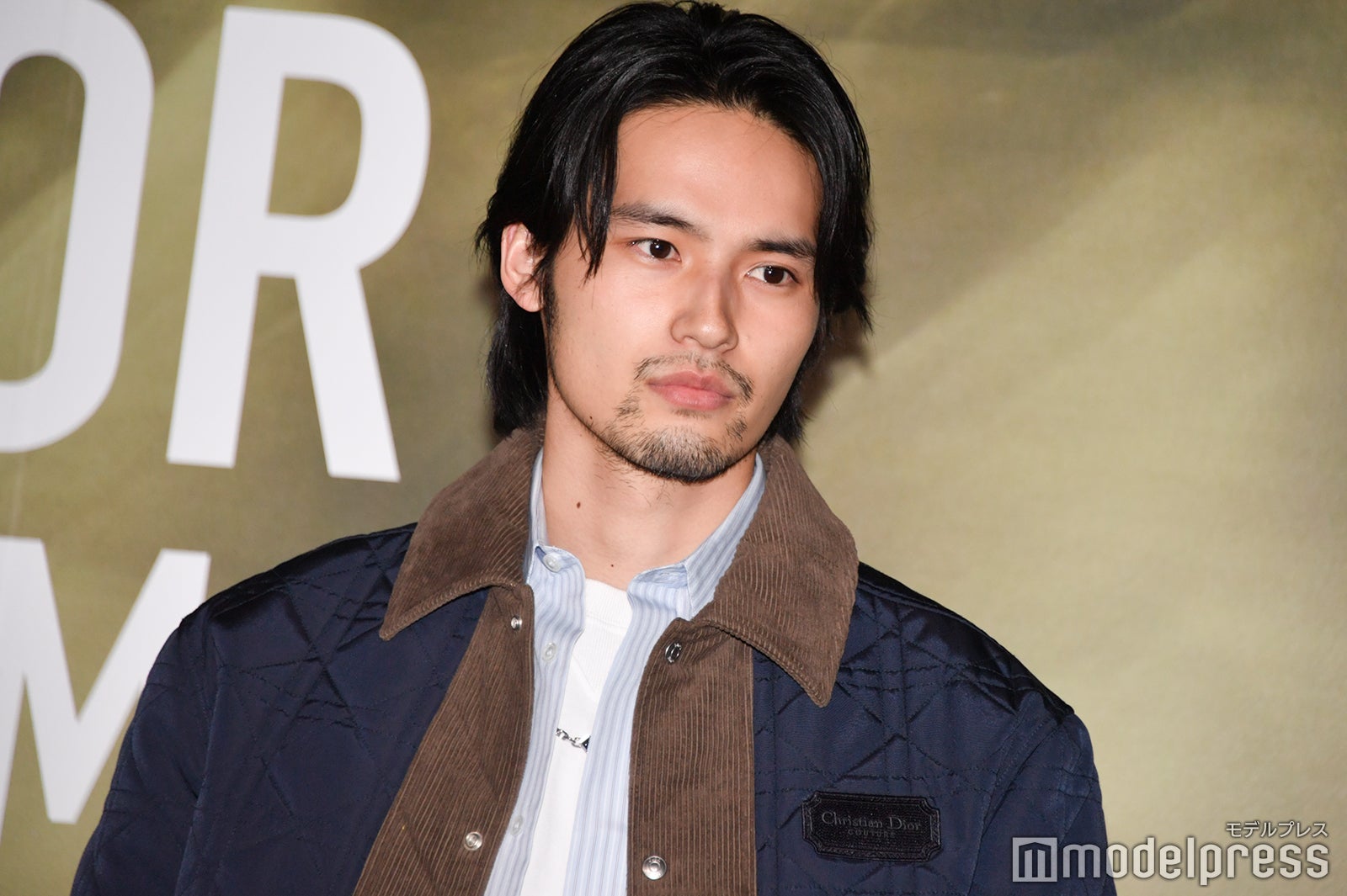 水上恒司、ワイルドなヒゲ姿で登場 大勢のカメラに照れ「緊張するなぁ」＜クリスチャン・ディオール、夢のクチュリエ＞