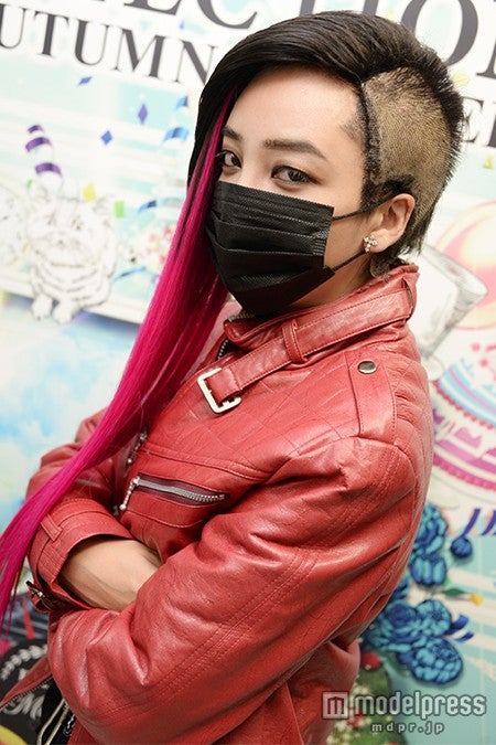 G-DRAGONのものまねメイクをしたざわちん