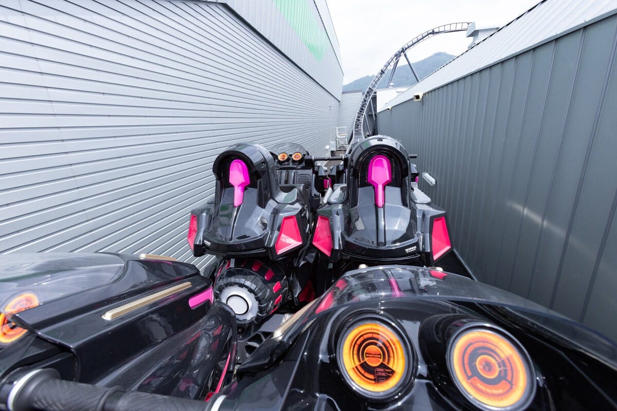 トンネルとトンネルの間を猛スピードで駆け抜けて