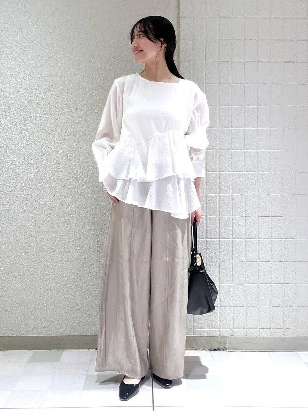 ウエストがほっそり見える白のペプラムブラウス 出典:WEAR