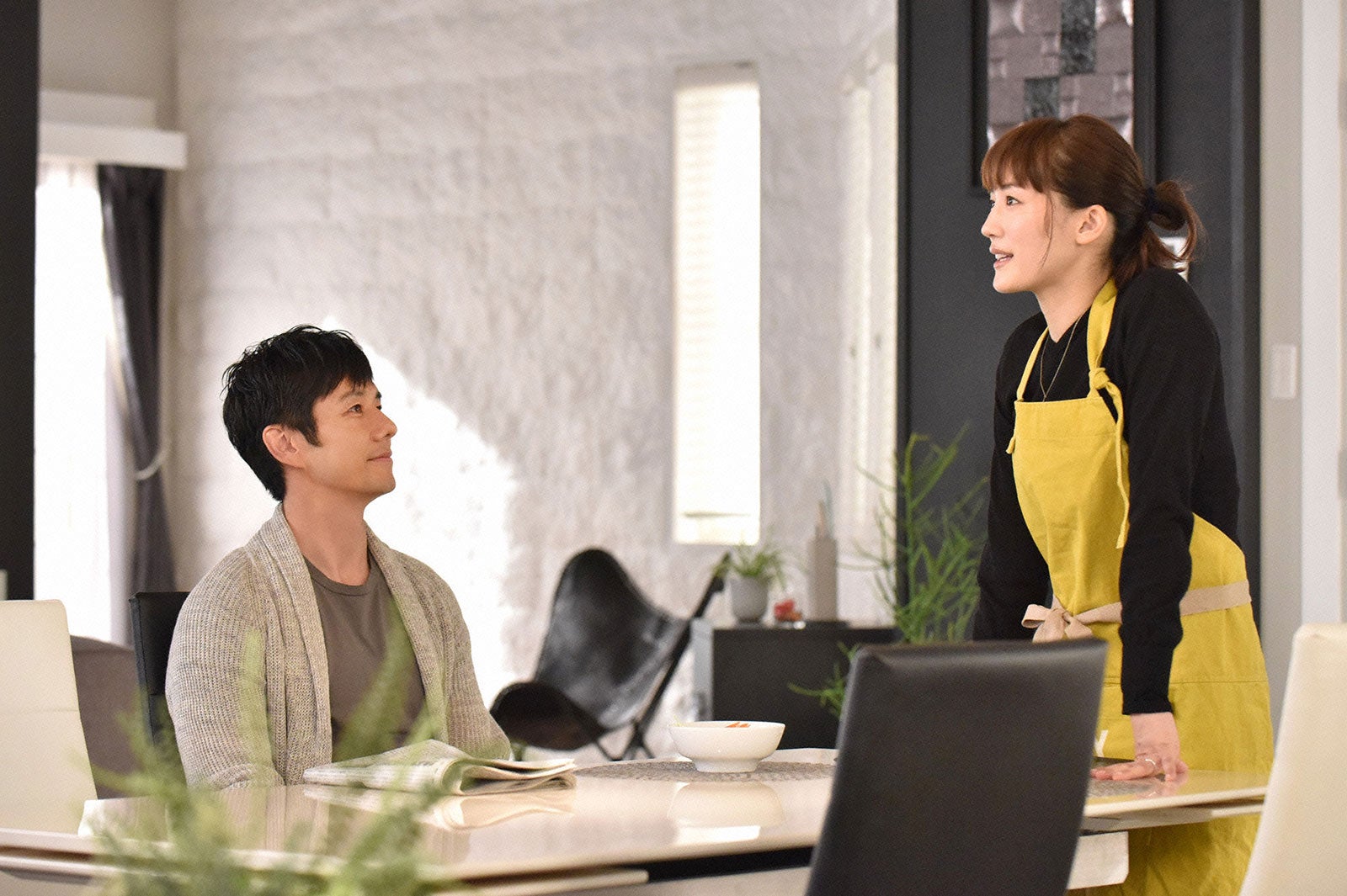 西島秀俊、綾瀬はるか／「奥様は、取り扱い注意」第5話より（画像提供：日本テレビ）