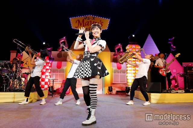 オレスカバンドと一緒にパフォーマンスする渡辺麻友／photo by 上飯坂一