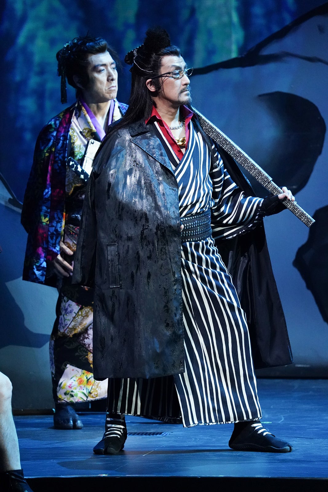 （中央）粟根まこと／いのうえ歌舞伎『神州無頼街』より（撮影：田中亜紀）