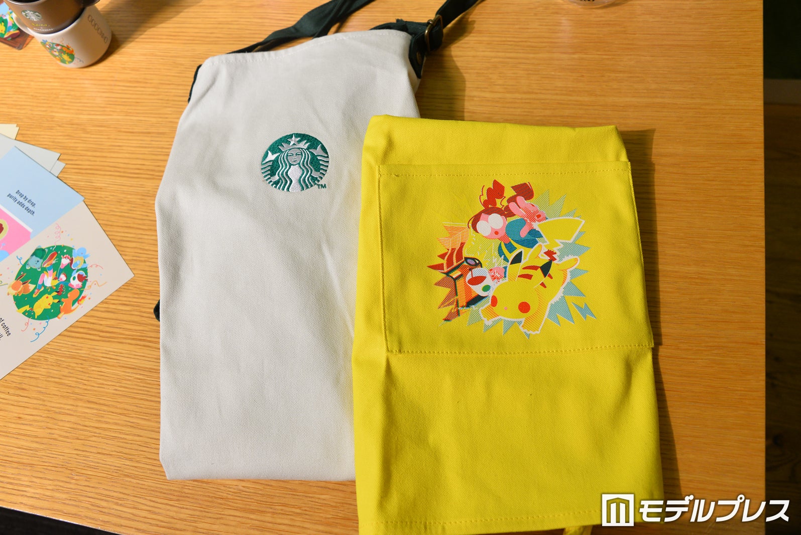 『Pokemon + STARBUCKS ユーティリティエプロン コーヒーコネクション』￥4,800、『Pokemon + STARBUCKS キッズエプロン ピカチュウ』￥4,000（C）モデルプレス