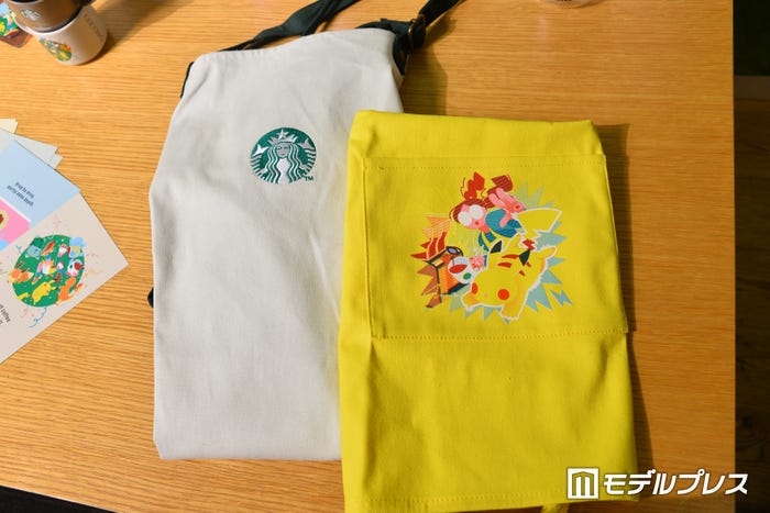 『Pokemon + STARBUCKS ユーティリティエプロン コーヒーコネクション』¥4,800、『Pokemon + STARBUCKS キッズエプロン ピカチュウ』¥4,000(C)モデルプレス