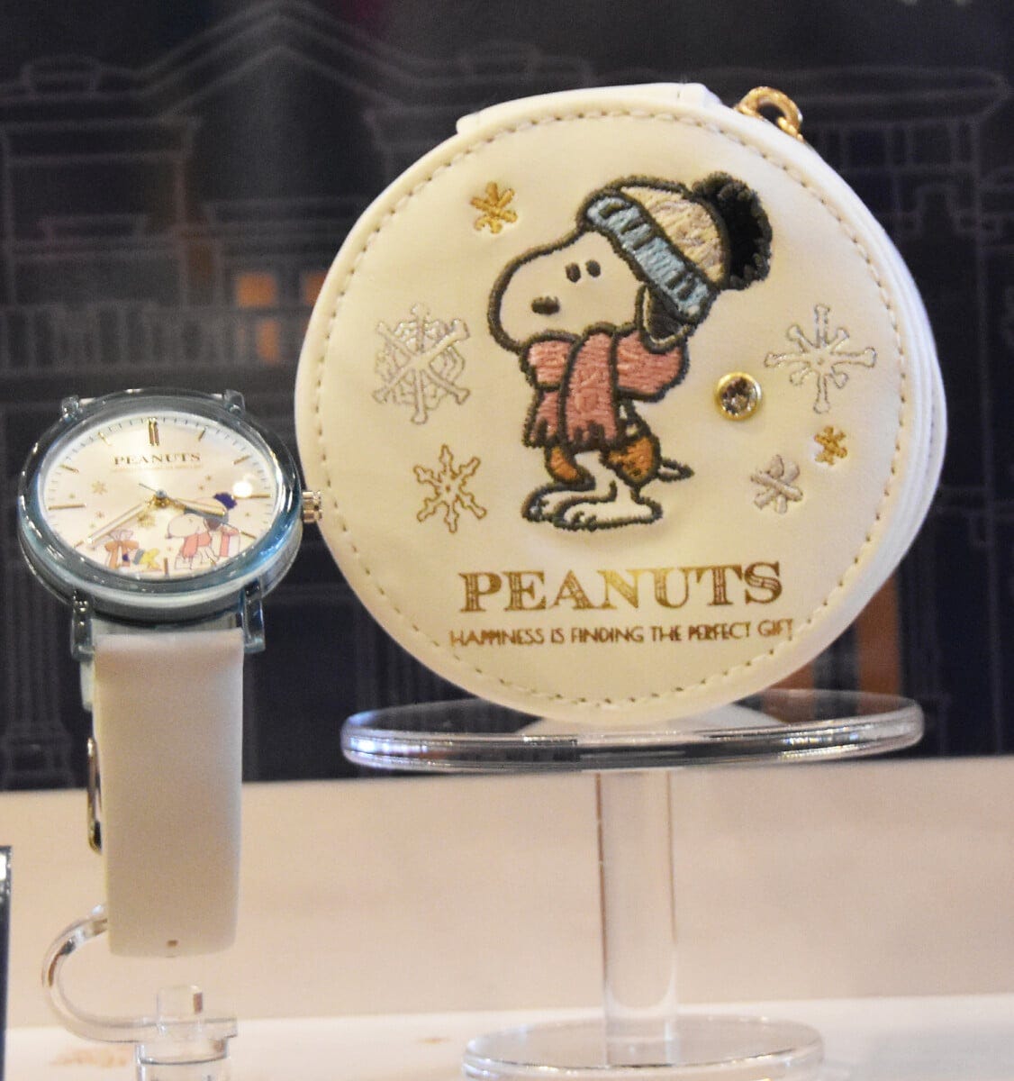 時計の文字盤にはクリスマス衣装のスヌーピー。しゃれたジュエリーボックスもいいですね