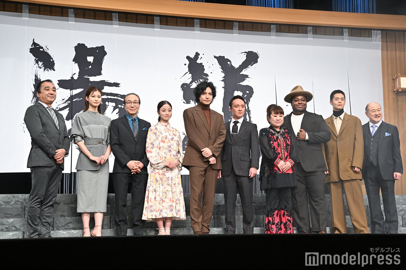 （左から）鈴木雅之監督、生見愛瑠、小日向文世、橋本環奈、生田斗真、濱田岳、天童よしみ、クリス・ハート、窪田正孝、角野卓造（C）モデルプレス