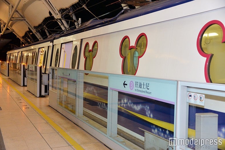 「往迪士尼」は「ディズニーランド・リゾート行き」という意味（C）モデルプレス