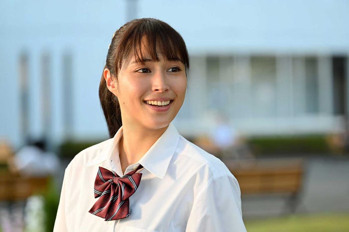 回想シーンも演じる広瀬アリス「知ってるワイフ」(C)フジテレビ