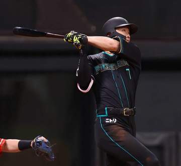 日本ハム・新庄監督 無失策＆好守を評価 24日からはオリックス戦「一番心配なのは明日の飛行機」