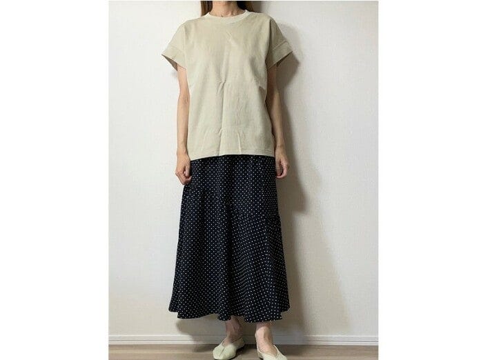 ゆったりしたサイズのトップスと合わせても自然に着られるのが大人向け