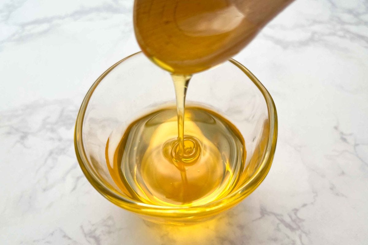 熊手のはちみつを小皿に注ぐ