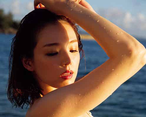 篠崎愛、大人の色気漂う濡れビキニ姿で魅了