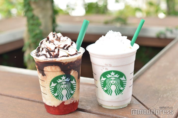 ハロウィンウィッチ フラペチーノ(左)とハロウィンプリンセス フラペチーノ(右) (C)モデルプレス