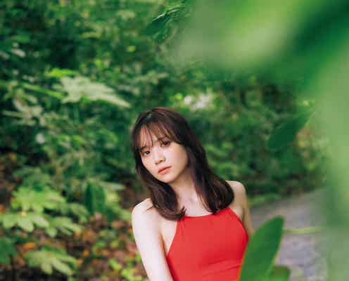 乃木坂46田村真佑、存在感たっぷり鮮やかワンピで色白素肌際立つ 1st写真集先行カット第3弾公開