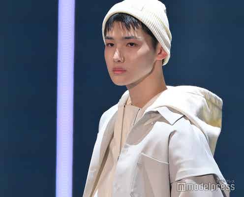 &TEAM・JO、オールホワイトの爽やかルック 堂々ランウェイデビュー<TGC 2023 S/S>