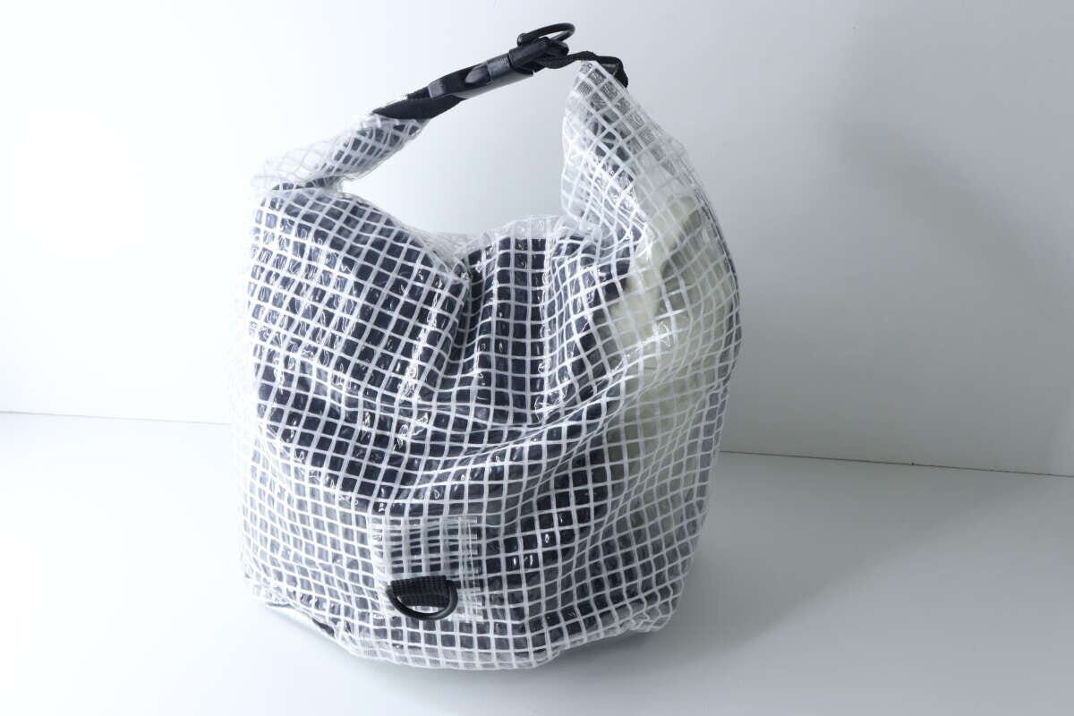 ロールトップを巻き閉じた状態の荷物入りジムバッグ ロールトップを巻き閉じた状態の荷物入りジムバッグ