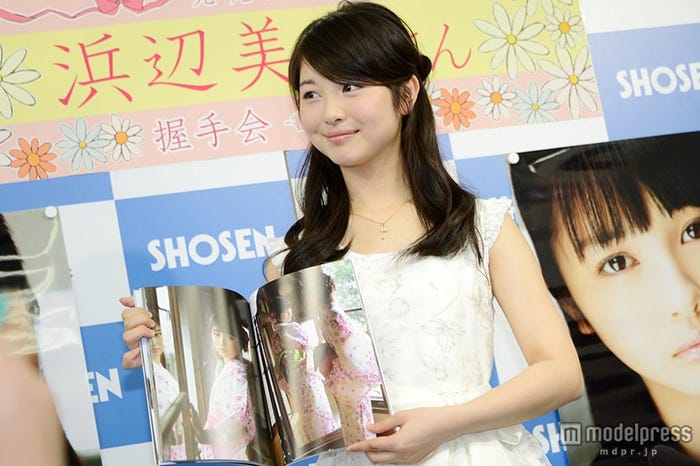 お気に入りカットを紹介中の浜辺美波
