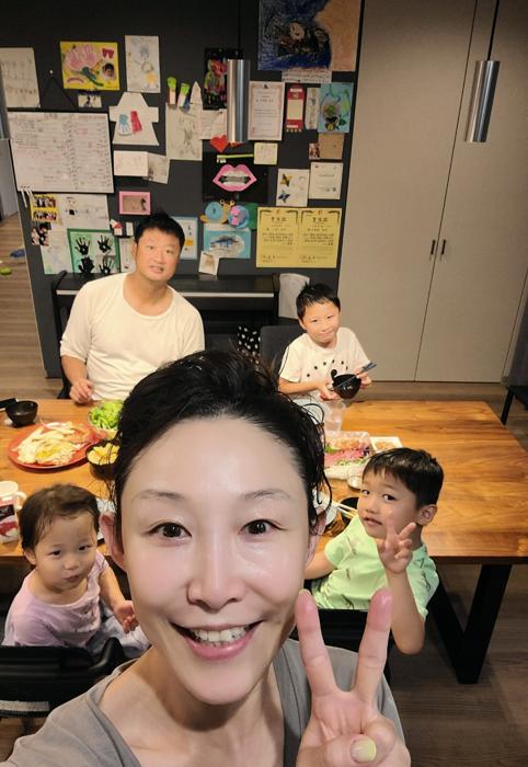 小原正子 次男の提案で撮影した家族ショットを公開 ナイス 最高の時間ですね の声 モデルプレス