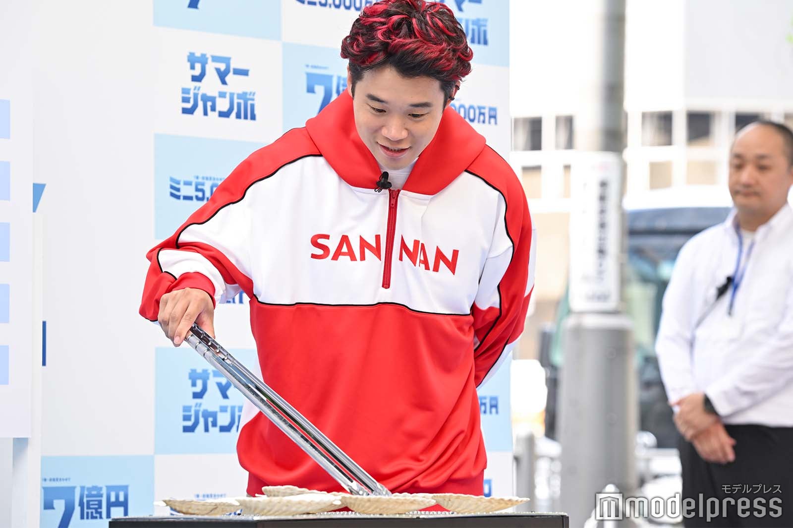 ジャンボトングで真珠を取り出す矢本悠馬（C）モデルプレス