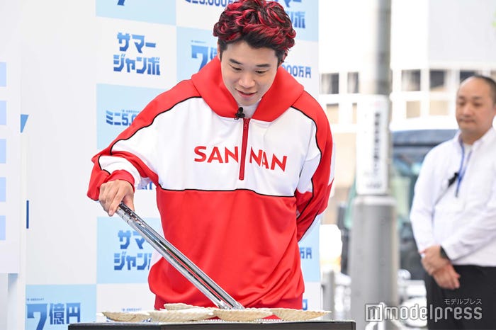 ジャンボトングで真珠を取り出す矢本悠馬(C)モデルプレス