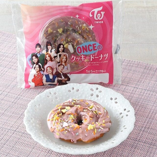 FamilyMart ONCEのクッキードーナツ ファミマのコラボ商品ONCEのクッキードーナツ