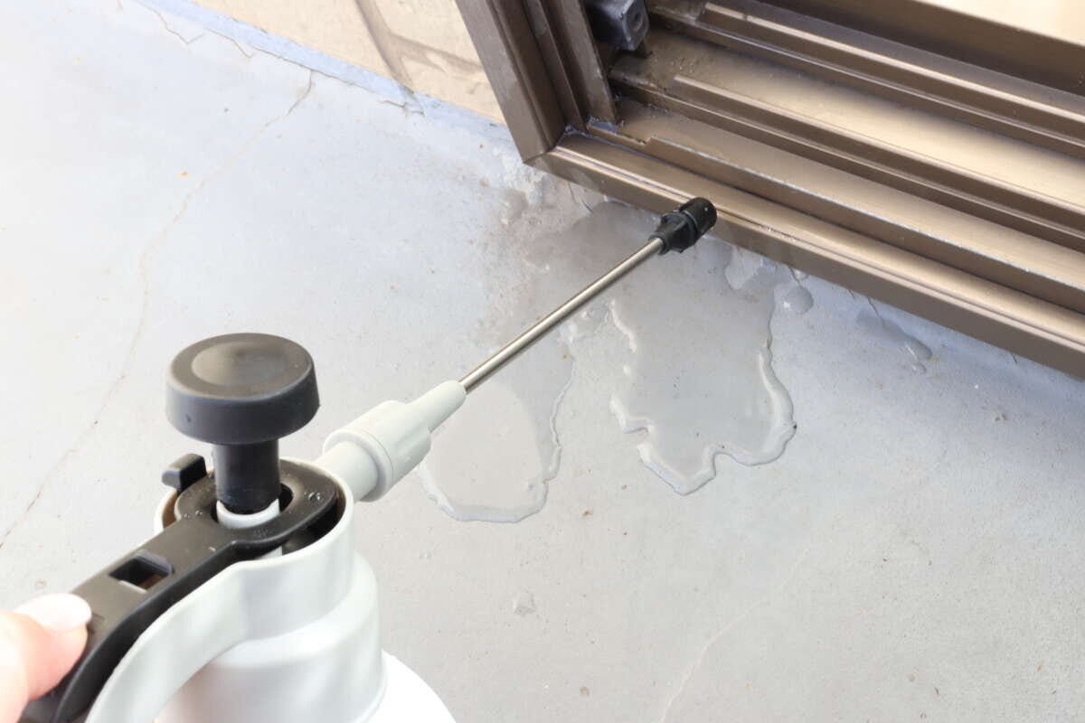 ダイソー　ロングノズル付き蓄圧式噴霧器　使用例　サッシ