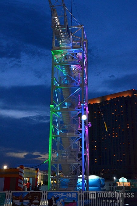 「お台場（バ）ンジー」／夜はカラフルにライトアップ