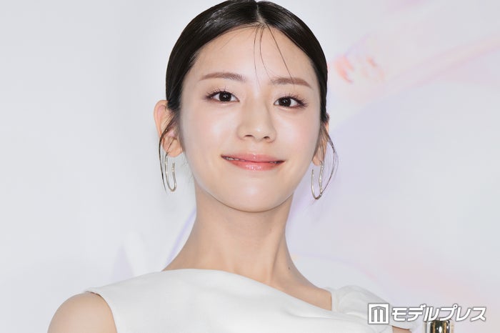 貴島明日香、駅ホームショットにファン騒然「一際目を引く」「親近感」と反響